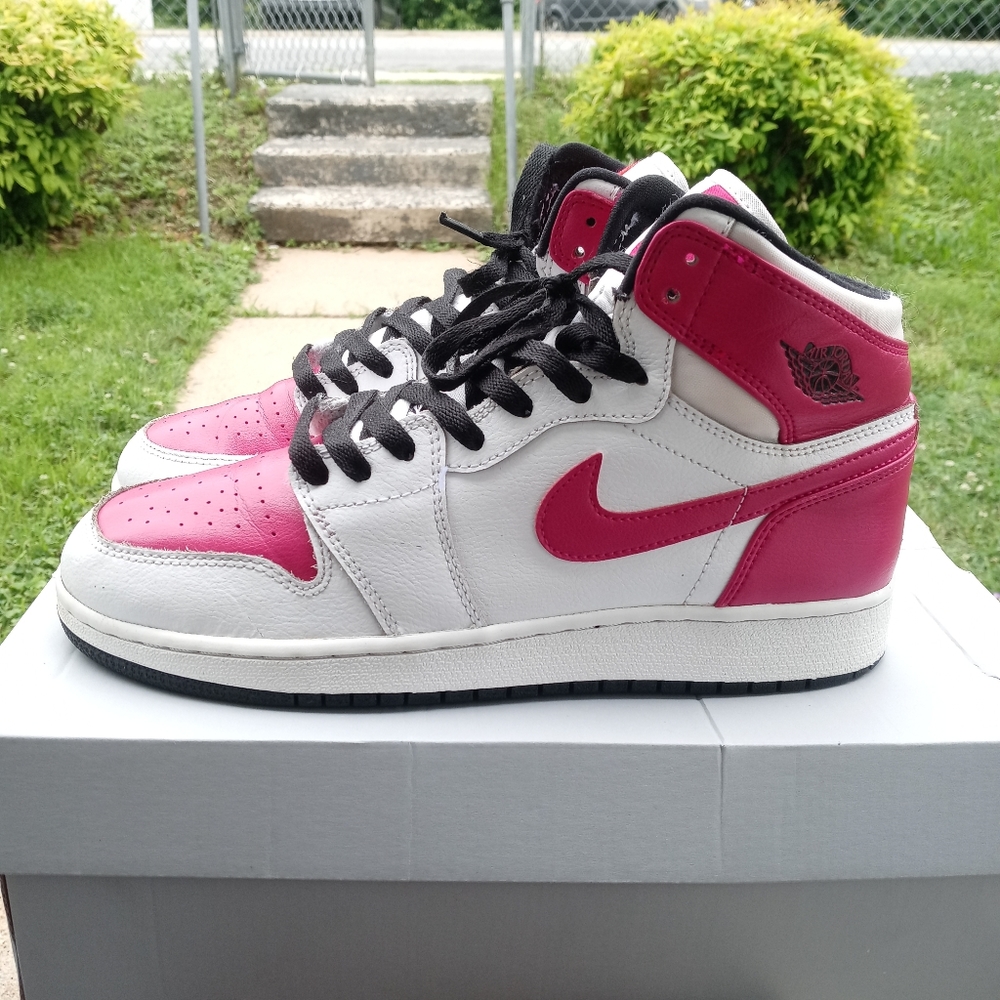 Jordan 1 RetroWhite Sport Fuchsia (GS)